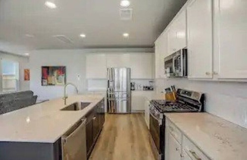 Travis County Casa | 3BR+2.5 BTH Oasis + Pool: F1 & 10M DT & Airport