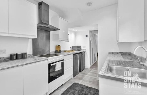 Offham Casa | 3BR, 2 bath, driveway, garden