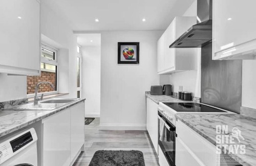Offham Casa | 3BR, 2 bath, driveway, garden