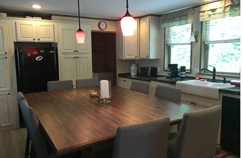Lejunior Cabina | 3BR, 2 Bath house with full kitchen, living room, and hot tub.