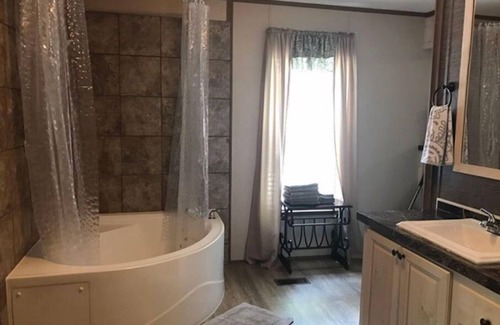 Lejunior Cabina | 3BR, 2 Bath house with full kitchen, living room, and hot tub.