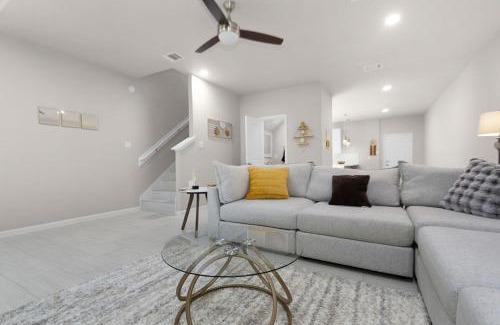 Conroe Apartamento | 3BR 2 & half Bath Townhouse Modern Spacious Retreat Near Lake Conroe!