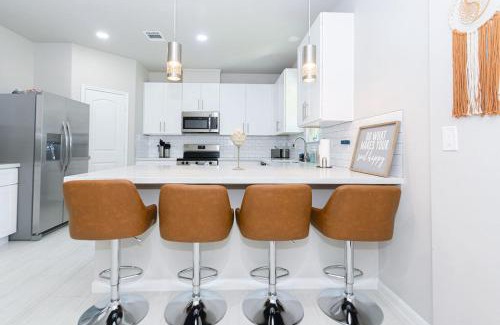 Conroe Apartamento | 3BR 2 & half Bath Townhouse Modern Spacious Retreat Near Lake Conroe!