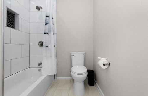 Conroe Apartamento | 3BR 2 & half Bath Townhouse Modern Spacious Retreat Near Lake Conroe!