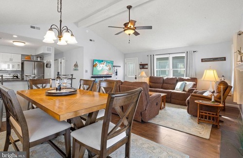 South End Condominio | 3BR/2BA 2nd Floor Beach House - 2 Blocks from the Beach!