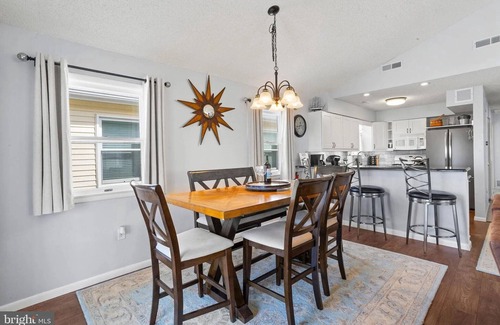 South End Condominio | 3BR/2BA 2nd Floor Beach House - 2 Blocks from the Beach!