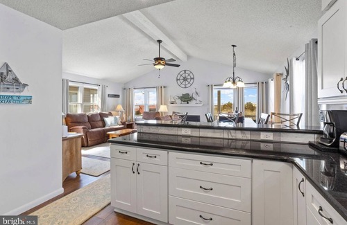 South End Condominio | 3BR/2BA 2nd Floor Beach House - 2 Blocks from the Beach!