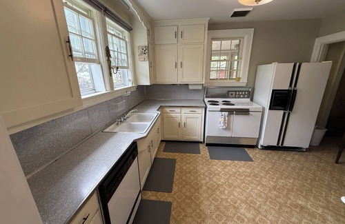 Martinsville Cabaña | 3BR/2BA Cottage Sleeps 8 Short Walk to Smith River – Martinsville