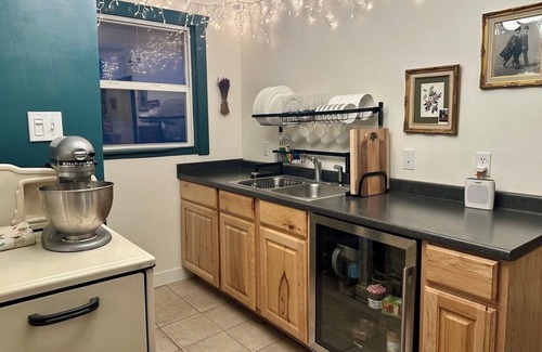 Villa Park Cabaña | 3BR/2BA Cottage with Mountain Views by Downtown. Great for fun or work travel!