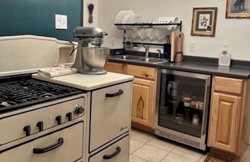 Villa Park Cabaña | 3BR/2BA Cottage with Mountain Views by Downtown. Great for fun or work travel!