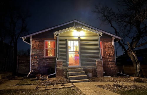 Villa Park Cabaña | 3BR/2BA Cottage with Mountain Views by Downtown. Great for fun or work travel!