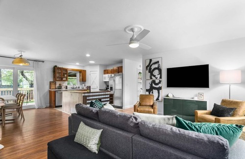 Shawnee Casa | 3BR/2BA Family Home Parking|15 Mins to DT KC