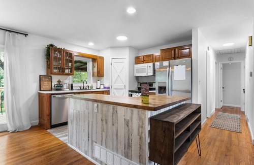 Shawnee Casa | 3BR/2BA Family Home Parking|15 Mins to DT KC
