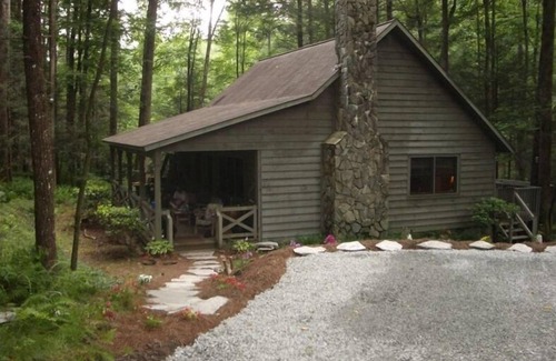 Cashiers Cabina | 3BR / 2BA. MTN cabina- fresca, Rocky Mtn. Corriente. Semana de otoño Prime disponibles