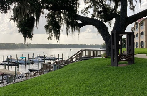 Welaka Condominio | 3BR 2BA riverfront condo with a boat slip