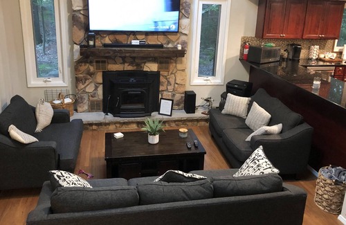 East Stroudsburg Casa | 3BR / 2BA 2300 pies cuadrados en casa junto al lago !!!