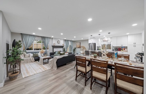 La Presa Casa | Luxury 3-BR Home w Garage, Hot Tub, King Bed, Yard