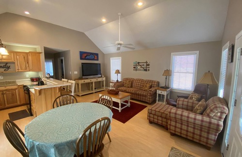 Sloans Valley Cabina | 3BR 3BA Cabin, with hot tub, 3 Pools, Boat Ramp with Dock 1 mile away.