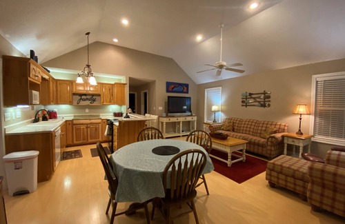 Sloans Valley Cabina | 3BR 3BA Cabin, with hot tub, 3 Pools, Boat Ramp with Dock 1 mile away.