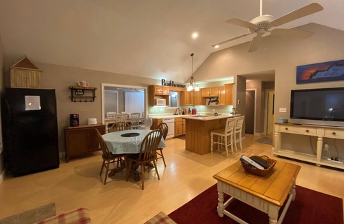 Sloans Valley Cabina | 3BR 3BA Cabin, with hot tub, 3 Pools, Boat Ramp with Dock 1 mile away.