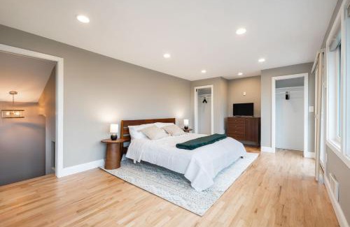 Lower Queen Anne Casa | 3BR 3BA Kerry Park Retreat in Queen Anne
