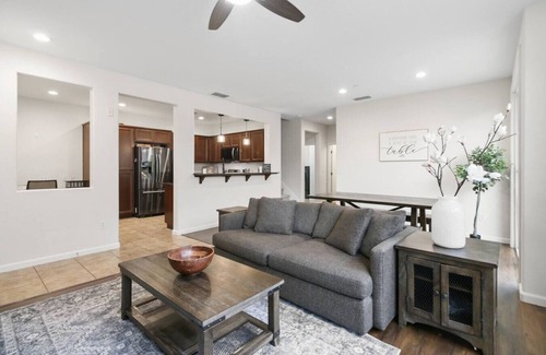 Folsom Apartamento | Modern 3BR/3BA Folsom Retreat