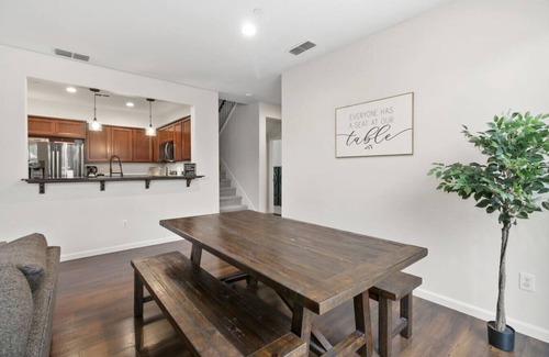 Folsom Apartamento | Modern 3BR/3BA Folsom Retreat