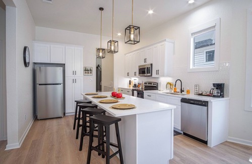 Eastside Promise Neighborhood Apartamento | 3br/3ba Urban Escape Just Minutes From Downtown!