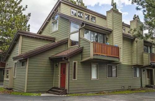 Mammoth Lakes Casa | 3BR 4-Bath +Loft Spacious Rustic Retreat Log Cabin