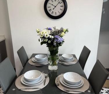 Thatto Heath Casa | 3BR Accommodation in St Helens - Sleeps 6