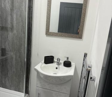 Thatto Heath Casa | 3BR Accommodation in St Helens - Sleeps 6