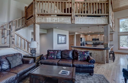 Lead Chalet De Esquí | 3BR Avalanche Chalet at Terry Peak w/ Hot Tub!