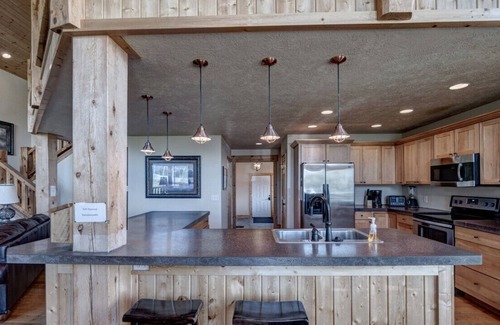 Lead Chalet De Esquí | 3BR Avalanche Chalet at Terry Peak w/ Hot Tub!