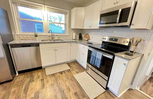 Hampton Casa | 3BR, Backyard, King Bed | For Professionals