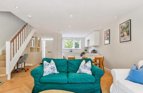 St. Mary's Park Apartamento | 3BR Battersea Maisonette with Garden by the Park