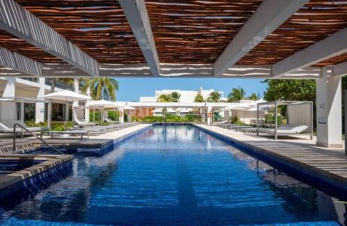 Playa Mujeres Apartamento | 3BR Beachfront Luxury Condo w/Great Features