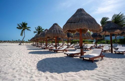 Playa Mujeres Apartamento | 3BR Beachfront Luxury Condo w/Great Features