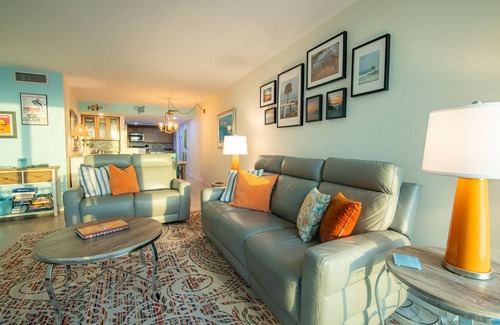 Gulfstream Beach Condominio | ON THE BEACH! - POOL, BEACH- PICKLEBALL. 3 Bed -2 Bath Condo with Ocean Views!"