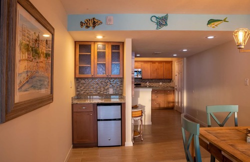 Gulfstream Beach Condominio | ON THE BEACH! - POOL, BEACH- PICKLEBALL. 3 Bed -2 Bath Condo with Ocean Views!"