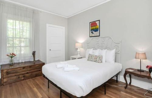 Earlewood Casa | 3BR Brick Haven - Mins to USC