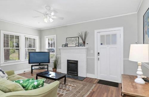Earlewood Casa | 3BR Brick Haven - Mins to USC