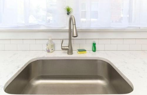 Earlewood Casa | 3BR Brick Haven - Mins to USC