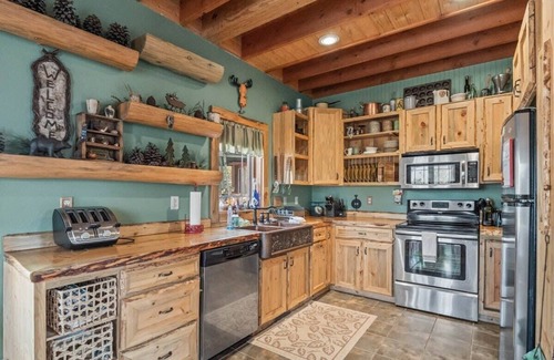 Twin Lakes Cabina | 3BR Cabin Escape w/ Deck Twin Lakes Mountain View