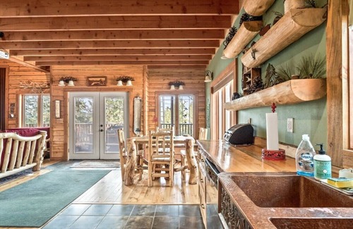 Twin Lakes Cabina | 3BR Cabin Escape w/ Deck Twin Lakes Mountain View