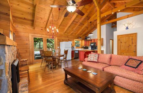 Unicoi County Apartamento | 3BR cabin near Nolichucky River in Erwin Single Family Home