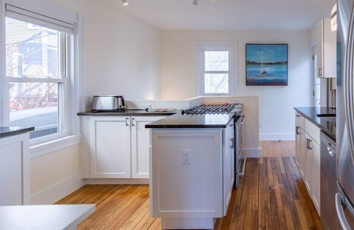 Munjoy Hill Cabaña | 3BR Cottage Parking A Peaceful Oasis on Munjoy Hill