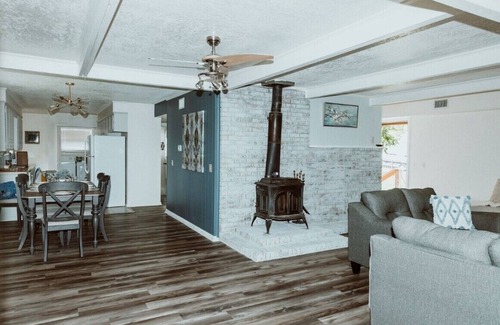 Mid America Casa | 3BR Cozy Bohemian Lakehouse w/Quirky Attic Fenced Yard Fast Wifi Pet Friendly
