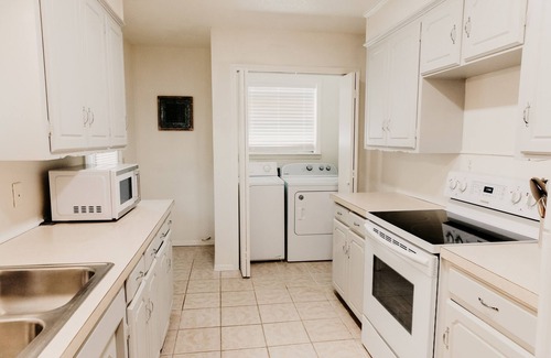 Mid America Casa | 3BR Cozy Bohemian Lakehouse w/Quirky Attic Fenced Yard Fast Wifi Pet Friendly