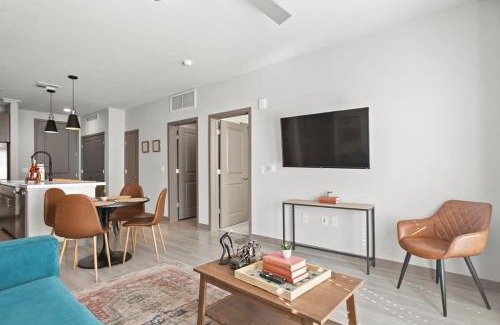 Downtown Phoenix Apartamento | 3BR Cozysuites RORO Pool, Pets, Parking 6&12