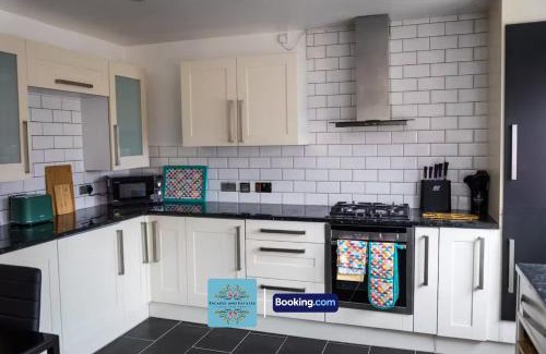 Wolverhampton Apartamento | 3BR Detached House By Escape & Estates Short Lets & Serviced Accommodation Keldy Cl With Garden